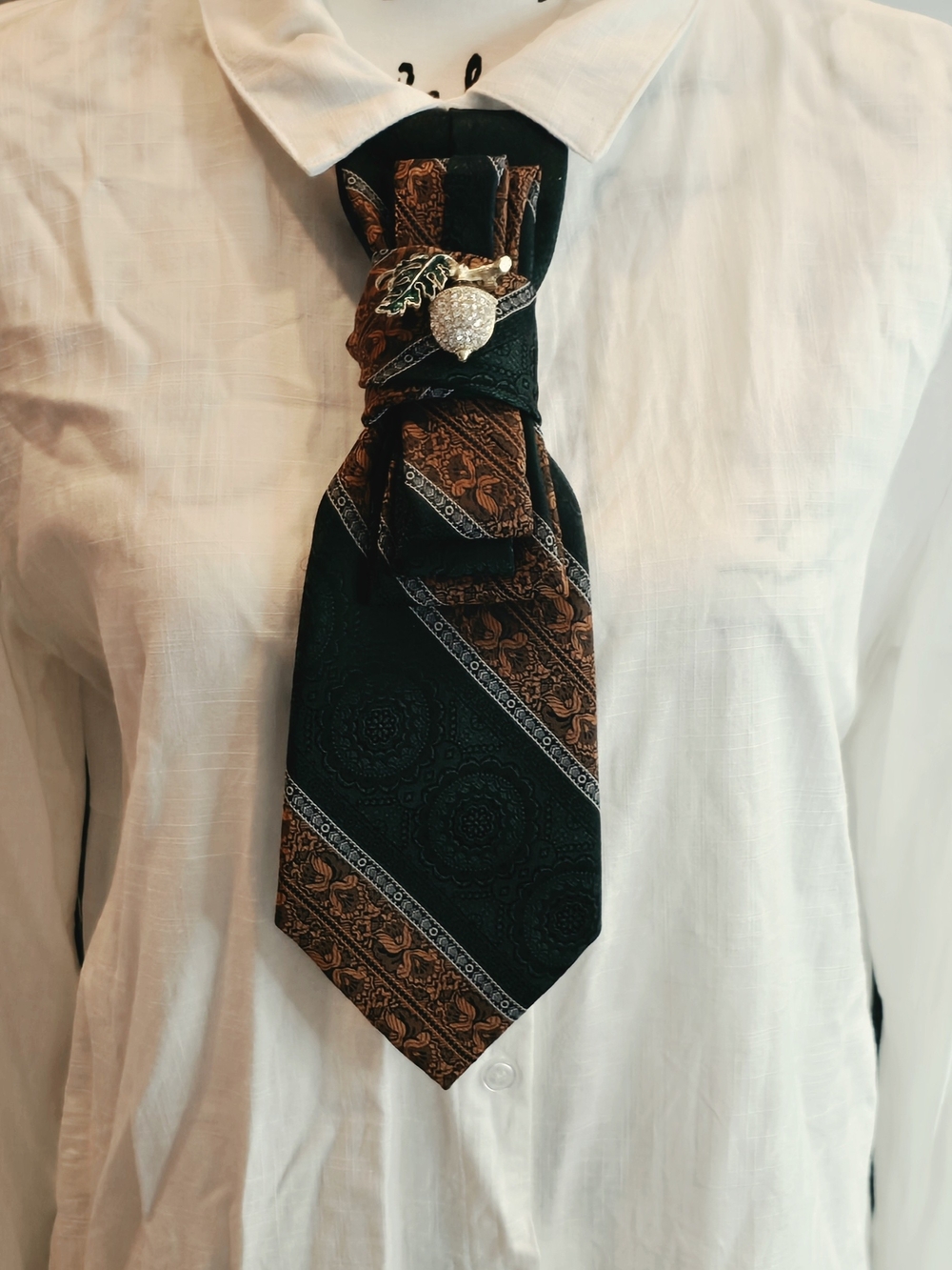 Elegant Fall Necktie Necklace with Brooch for Women